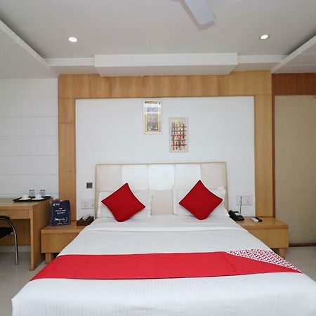 Oyo 5843 Hotel Yash Inn Mirzāpur Eksteriør bilde