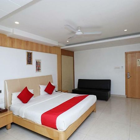 Oyo 5843 Hotel Yash Inn Mirzāpur Eksteriør bilde