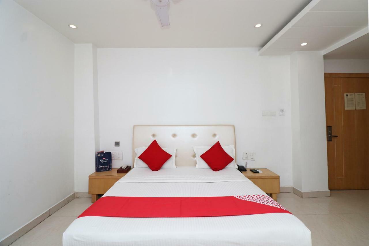 Oyo 5843 Hotel Yash Inn Mirzāpur Eksteriør bilde